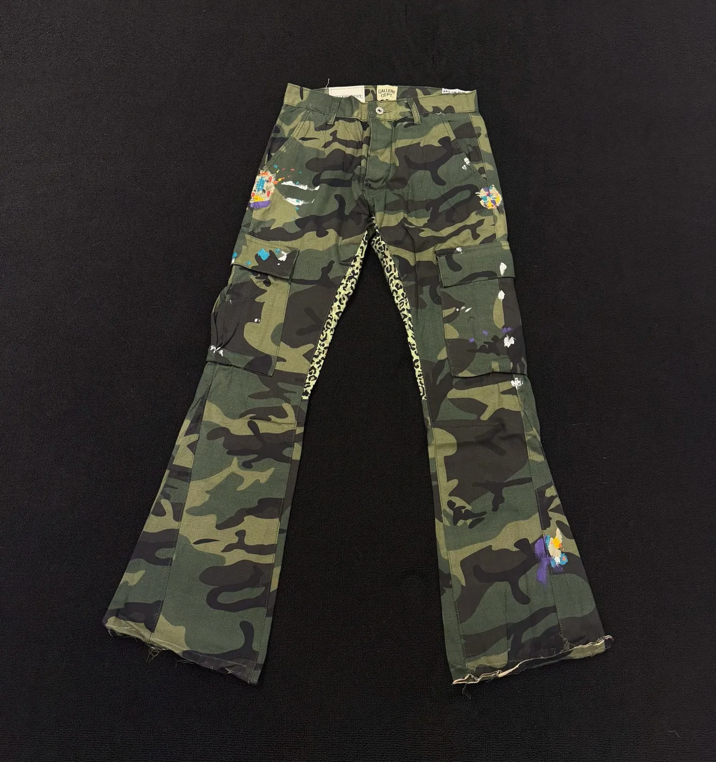 P240 model number: D378 GALLERY DEPT. ss25 limited camouflage splicing printed bootcut jeans Size: 28, 30, 32, 34, 36 (S-XXL) Color: Camouflage Size reference: Pants length 100 102 104 106 106 Waist 72 76 80 84 88 Recommended weight S (about 110 pounds) M (about 120 pounds) L (about 140 pounds) XL (about 165 pounds) XXL (about 185 pounds)